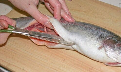 Couper soigneusement le poisson sur une planche à découper personnelle protégera contre les infestations de ravageurs