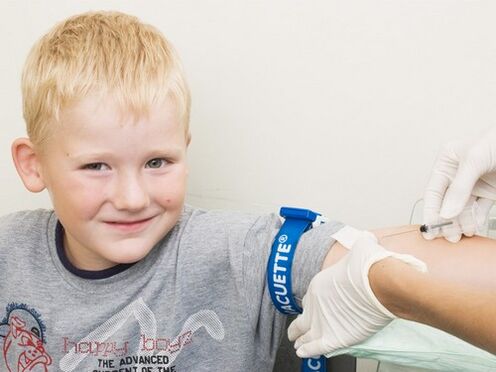 L'enfant donne du sang pour analyse en cas de suspicion d'infection parasitaire