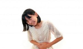 Douleurs abdominales chez une fille endommagée par les vers