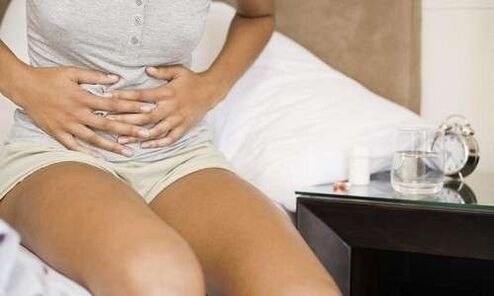 douleur dans l'abdomen d'une femme causée par la présence de parasites